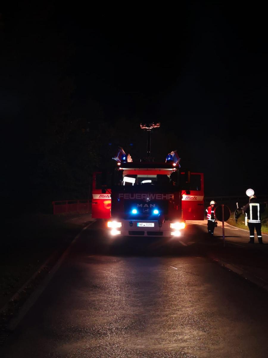 HLF leuchtet Einsatzstelle aus