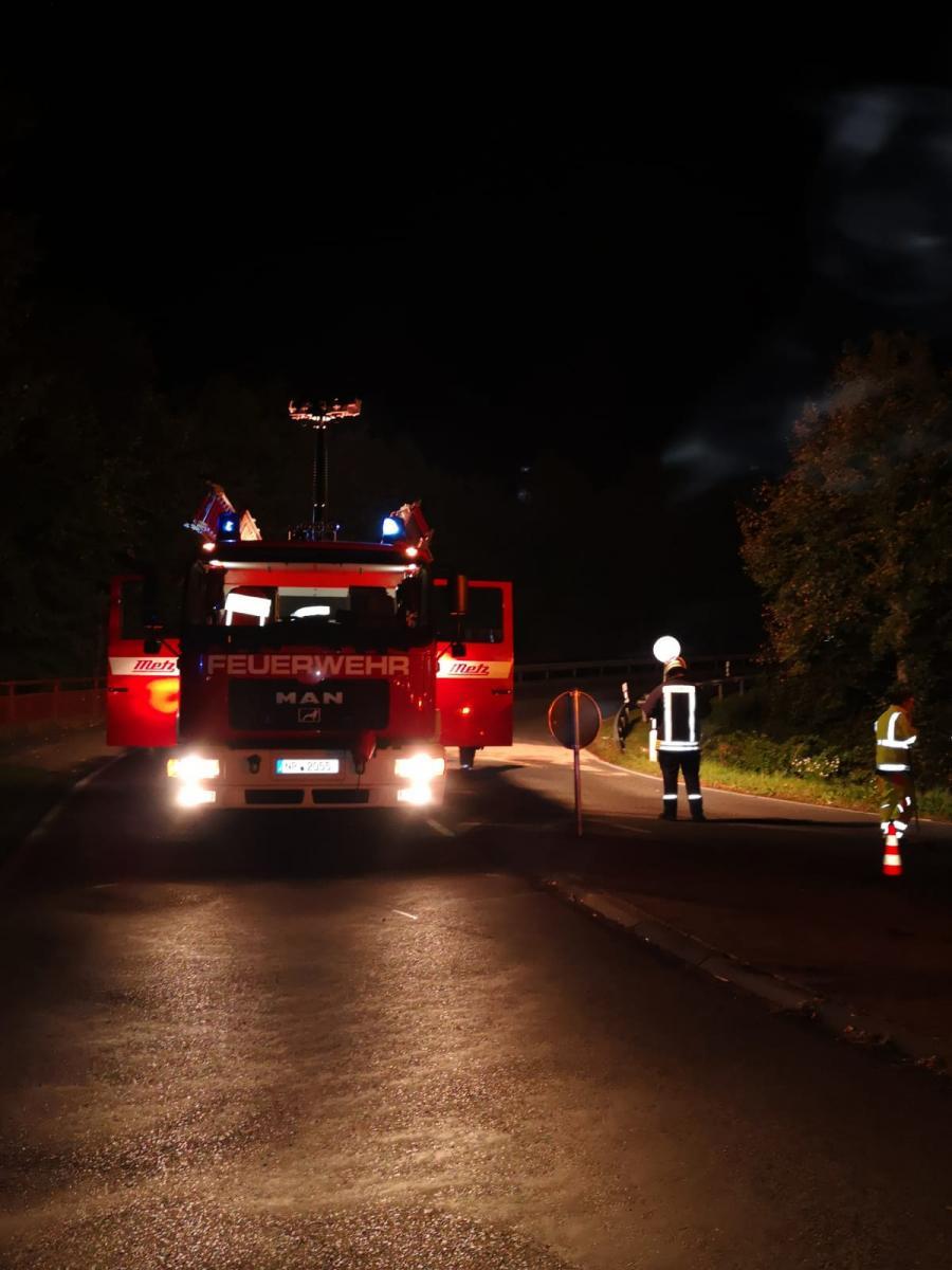 HLF leuchtet Einsatzstelle aus